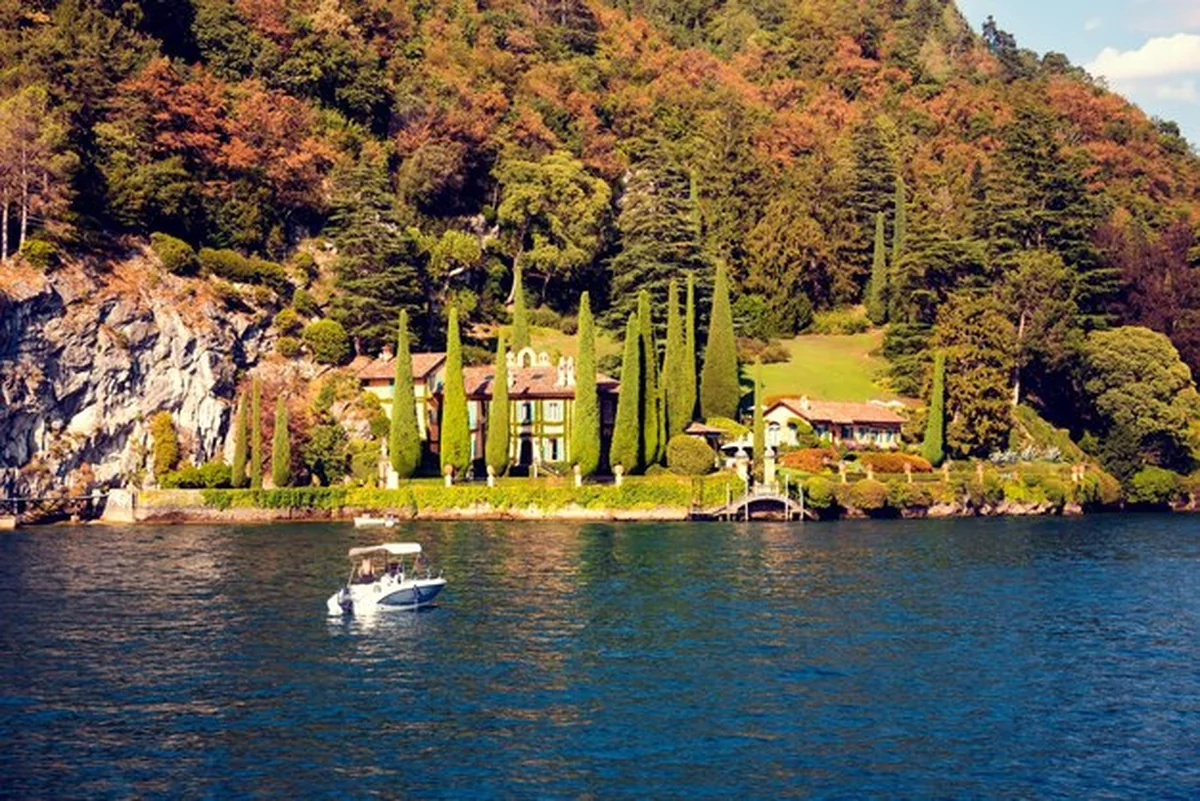 Naturalny krajobraz z górami i jeziorem Como we Włoszech