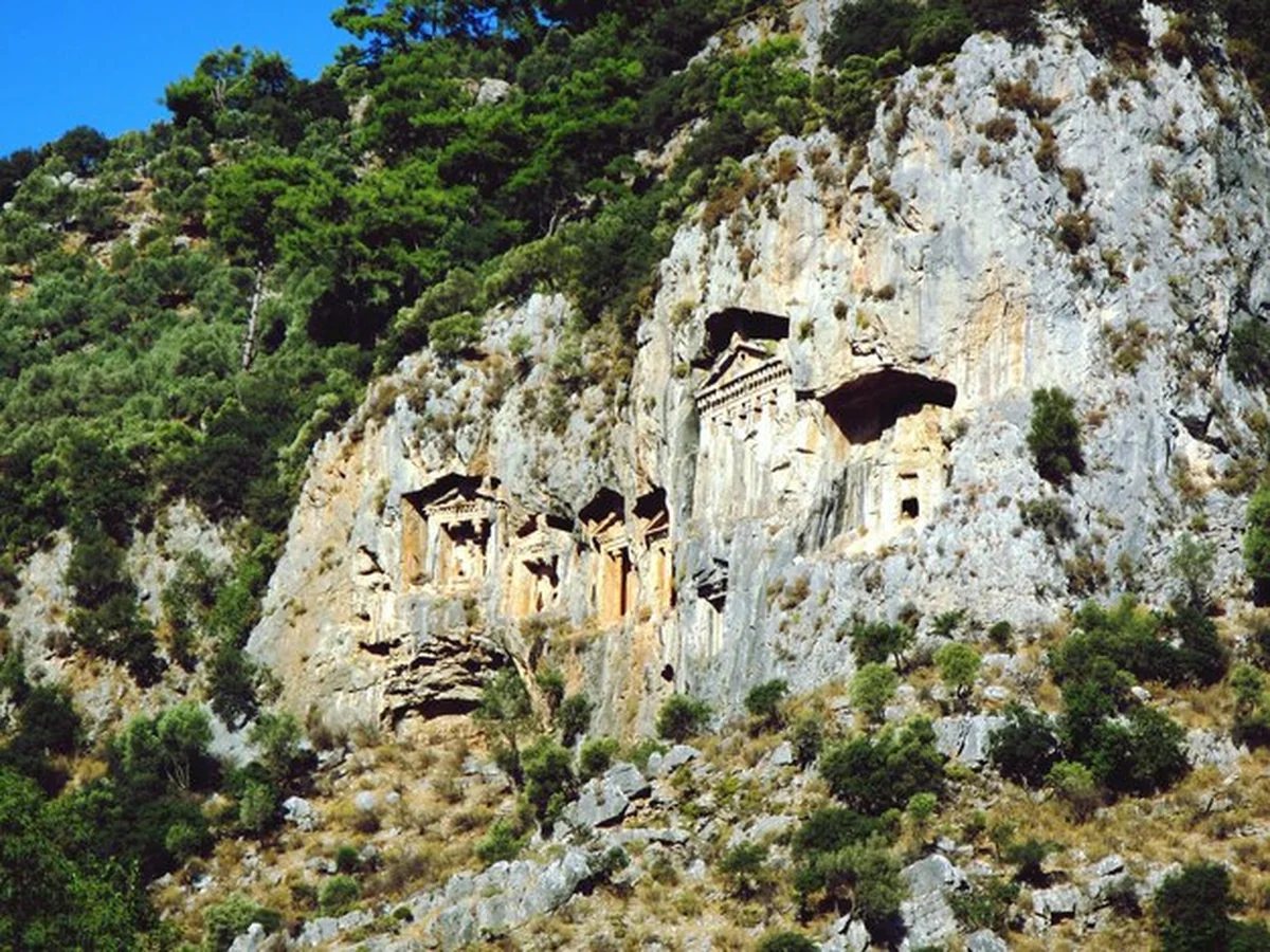 Starożytne grobowce skalne na klifie