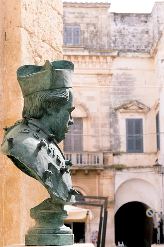 Posąg historycznego budynku w Puglii