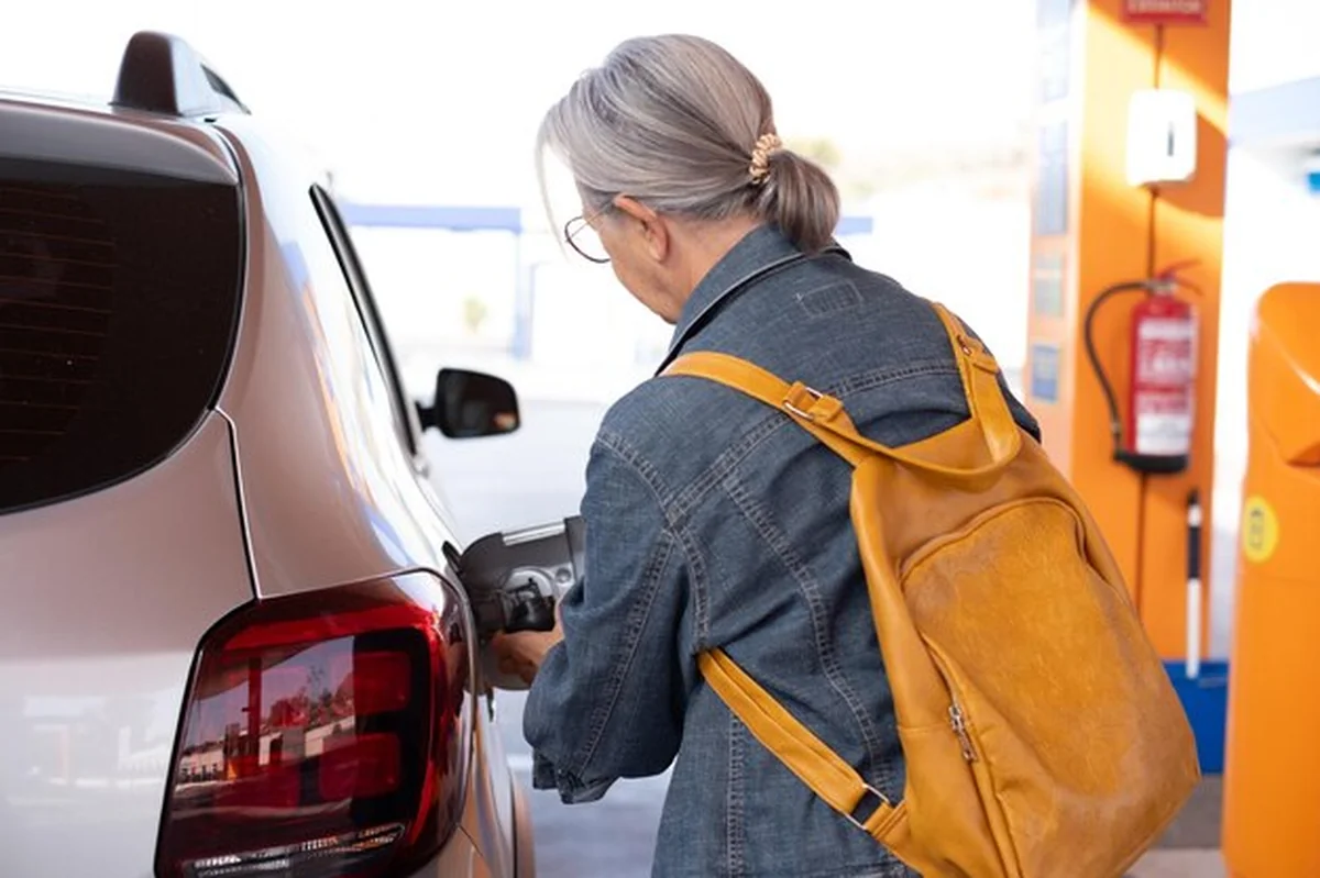 Dojrzała kobieta tankuje samochód we Włoszech