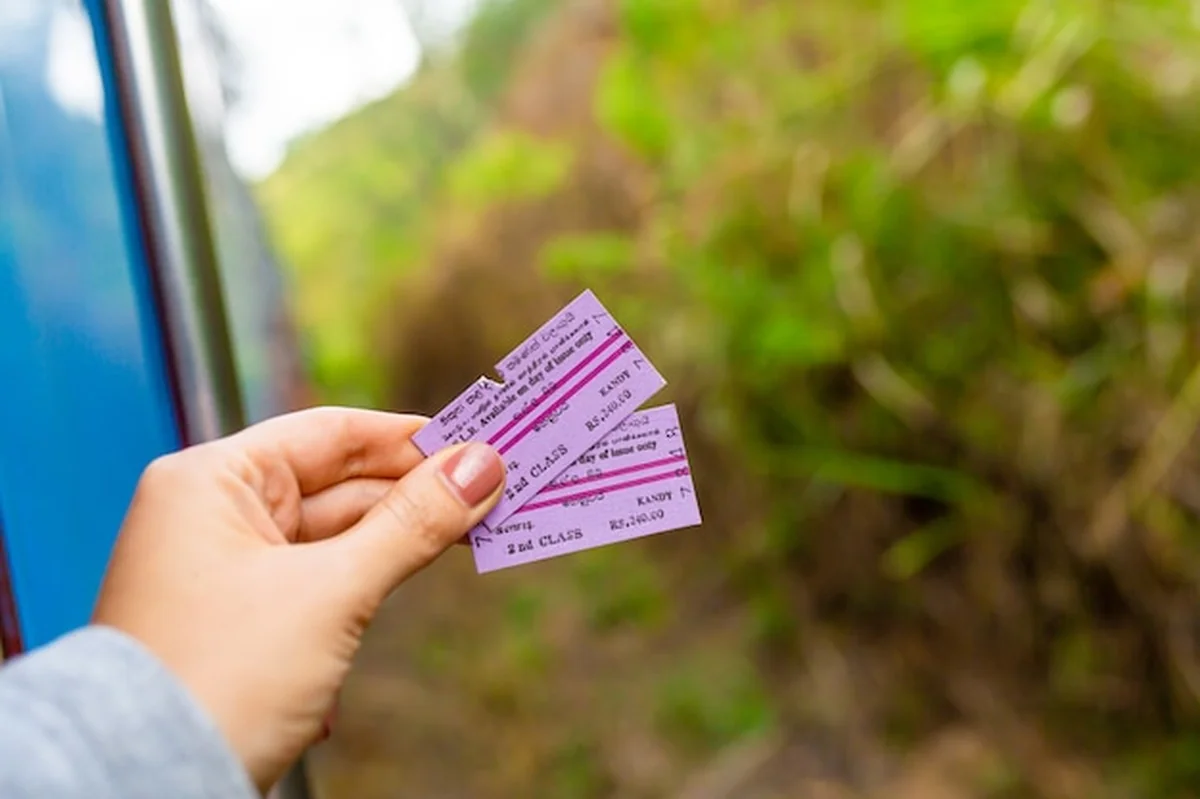 Turystka trzyma bilet na pociąg na Sri Lance