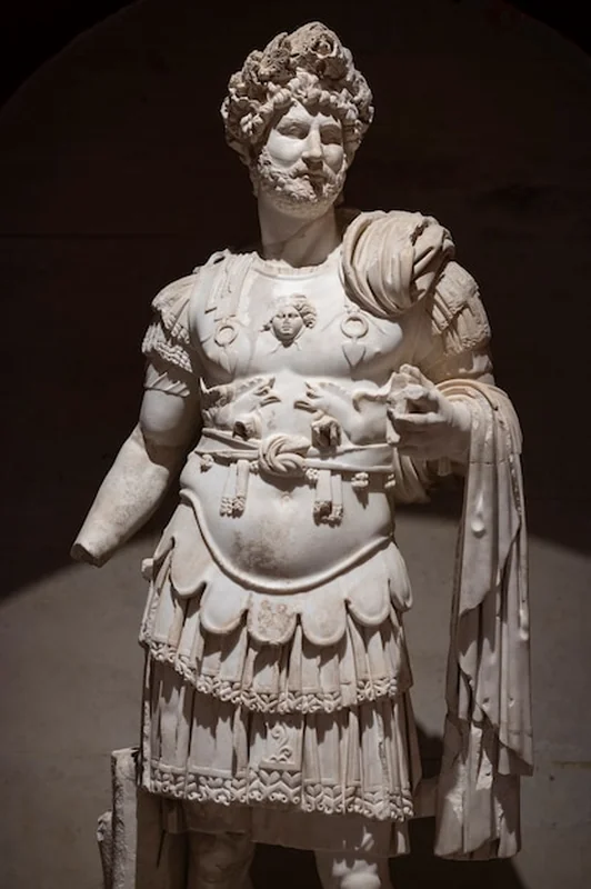 Historyczna statua z okresu rzymskiego