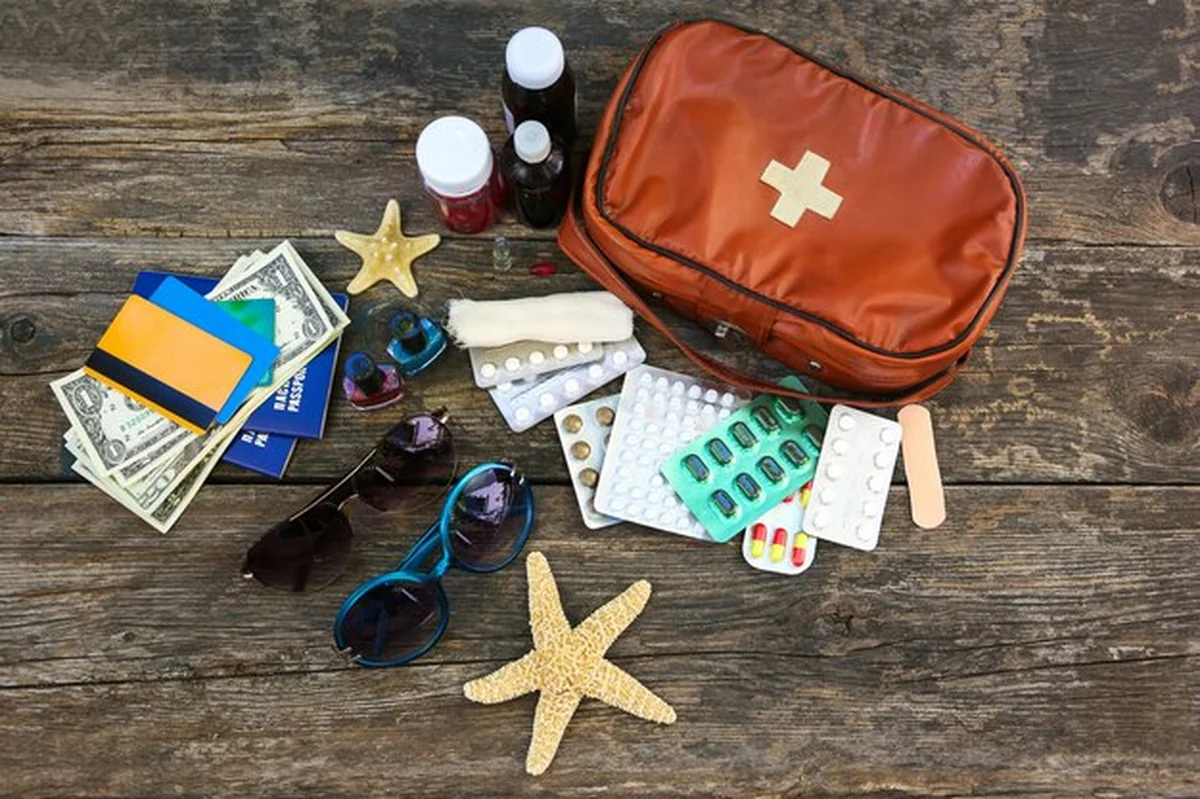 Letnie damskie akcesoria plażowe nad morzem i zestaw pierwszej pomocy