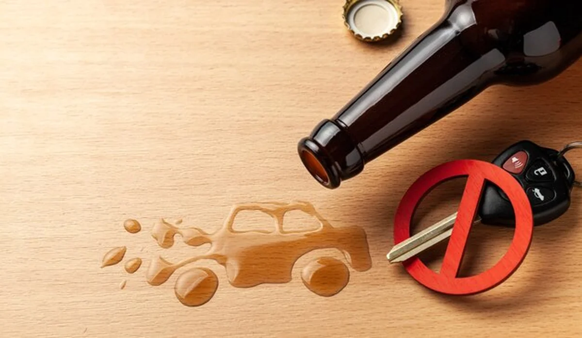 Rozbity samochód po wypadku pod wpływem alkoholu z butelką piwa i kluczami do samochodu