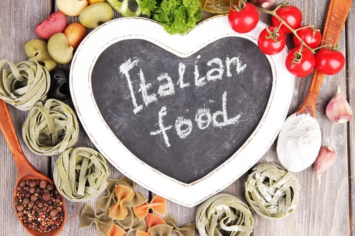 Makaron, pomidory i pietruszka na drewnie