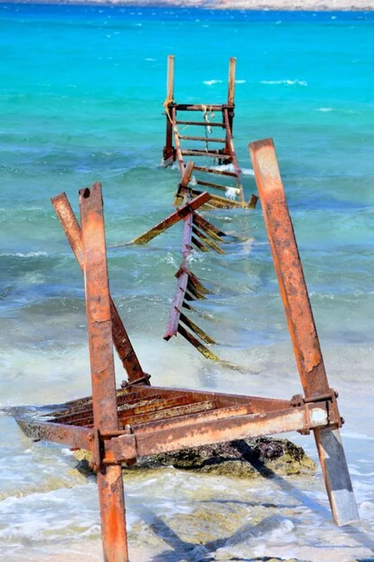 Stare drewniane słupy na plaży