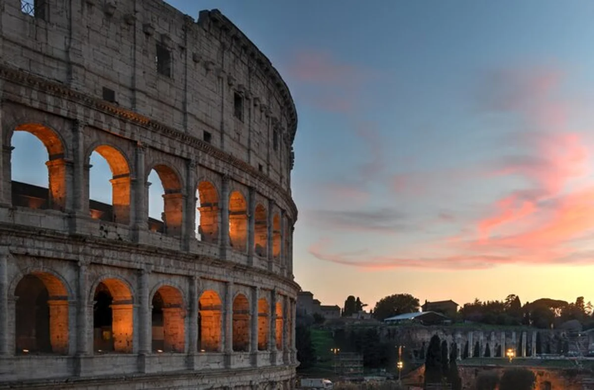Starożytny rzymski Koloseum przy zachodzie słońca w Rzymie we Włoszech