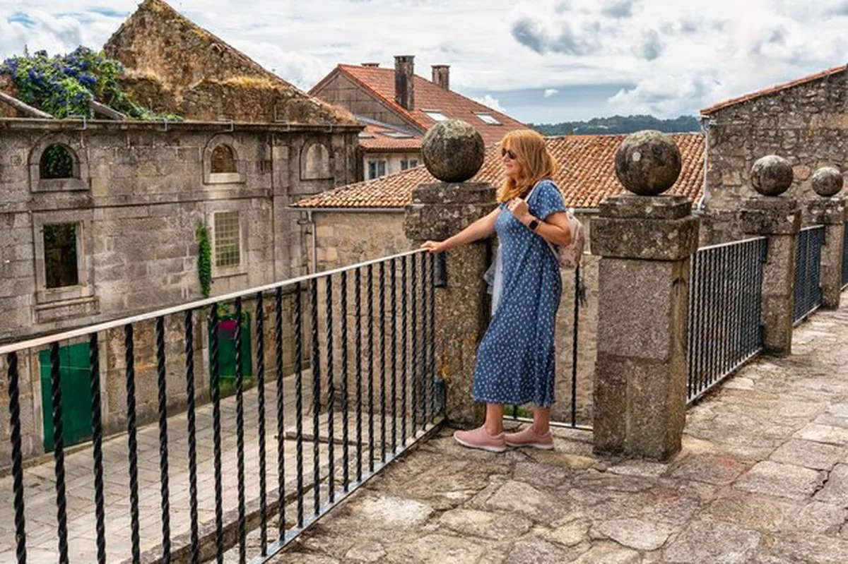Turystka ciesząca się widokiem z szczytu miasta Tui