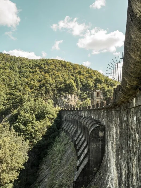 Most łukowy na tle nieba