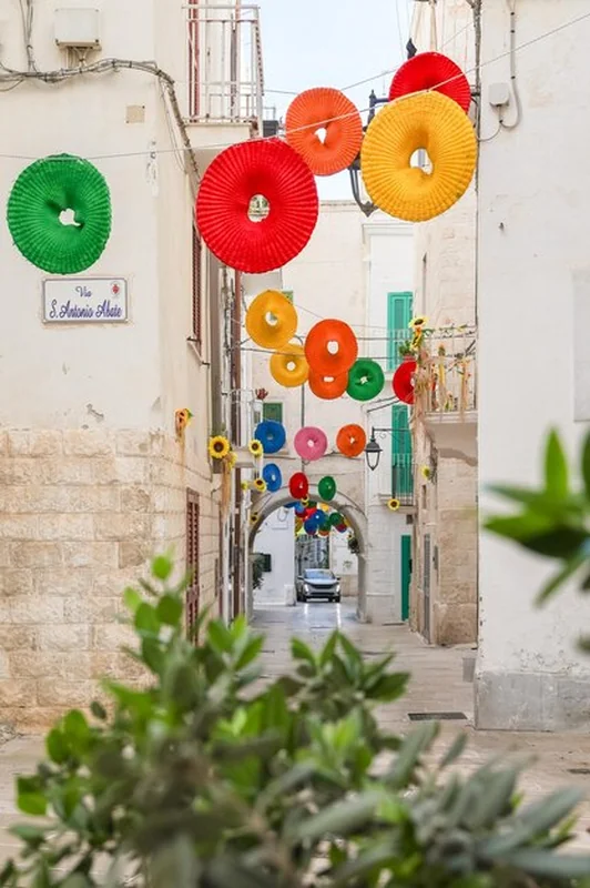 Wąska ulica w starożytnym mieście Monopoli, Włochy