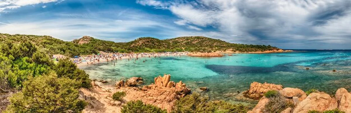 Panoramiczny widok na plażę Spiaggia del Principe na Sardynii we Włoszech
