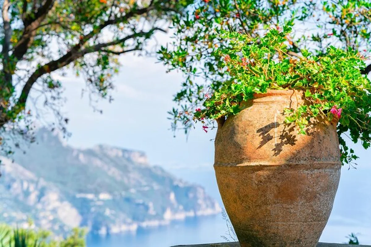 Krajobraz z doniczką we wiosce Ravello, Morze Tyrreńskie, wybrzeże Amalfi we Włoszech