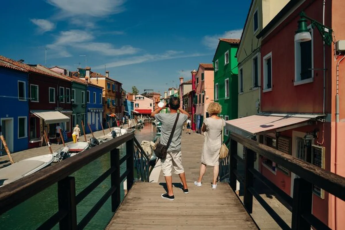 Kolorowe domy wzdłuż kanału na Burano we Włoszech