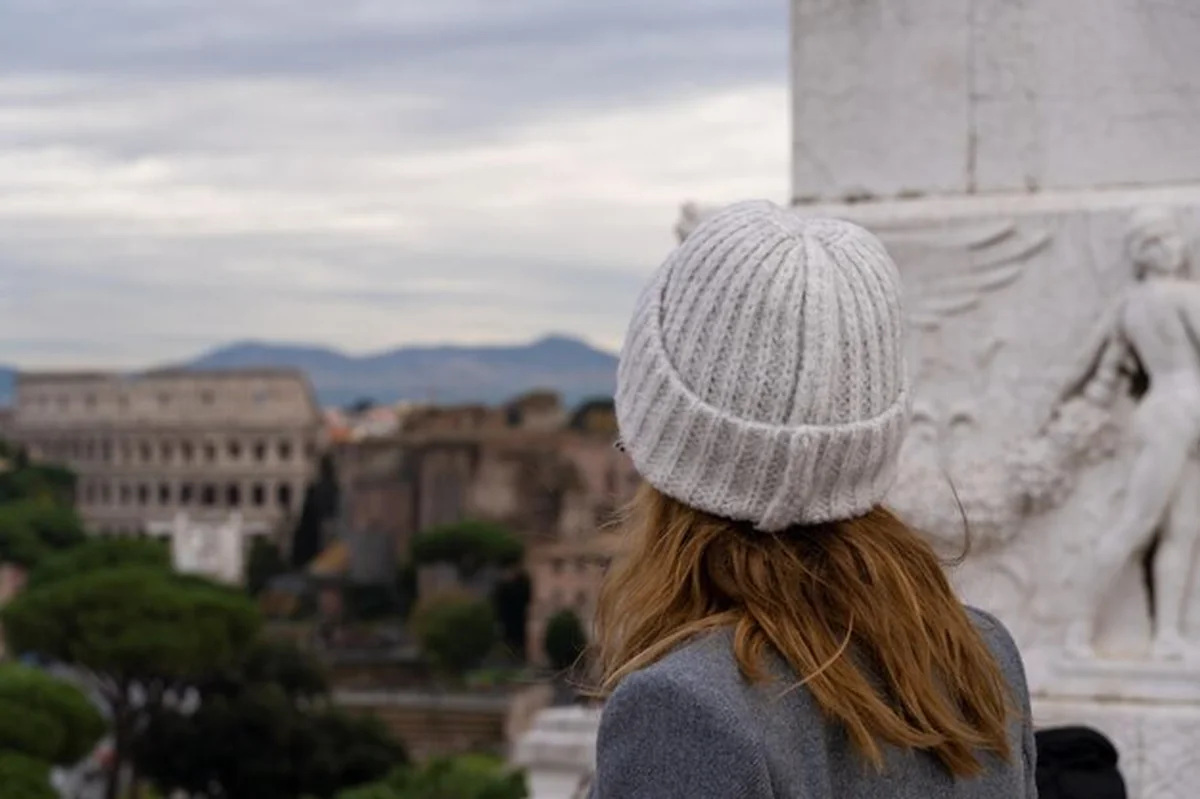 Turystyczna kobieta podziwiająca Koloseum