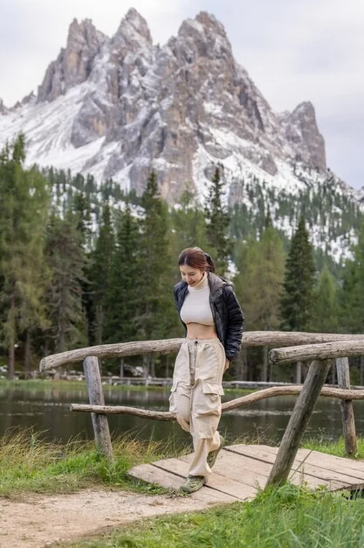 Kobieta cieszy się widokiem na szczyt góry z jeziora Antorno Lago di Antorno we Włoszech