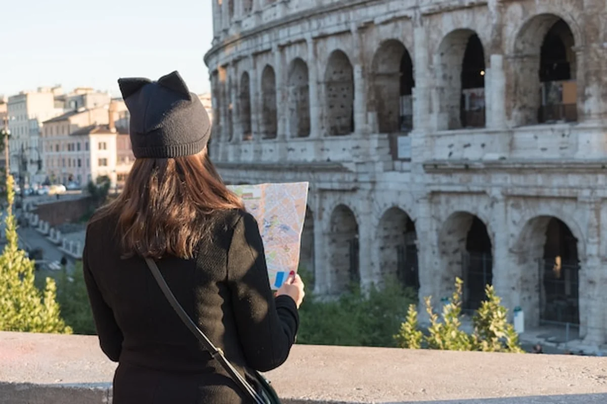 Turystka patrzy na mapę na ulicy miasta