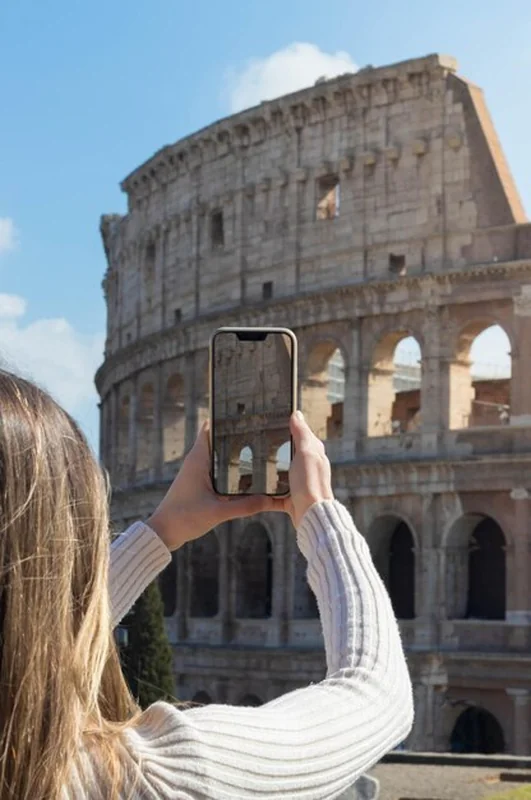 Kobieta robi zdjęcie Koloseum w Rzymie smartfonem