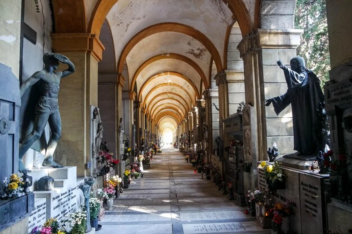 Korytarz cmentarza Certosa di Bologna