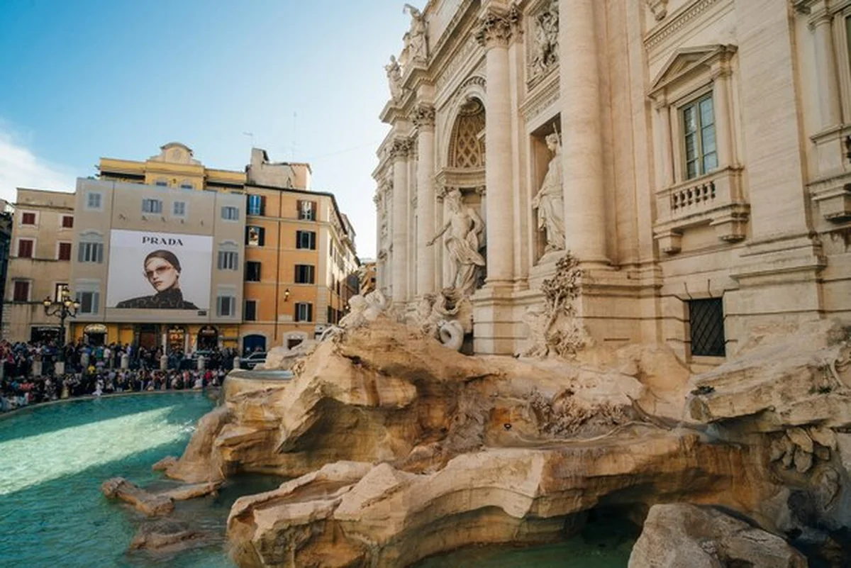 Fontanna Trevi w Rzymie z ludźmi
