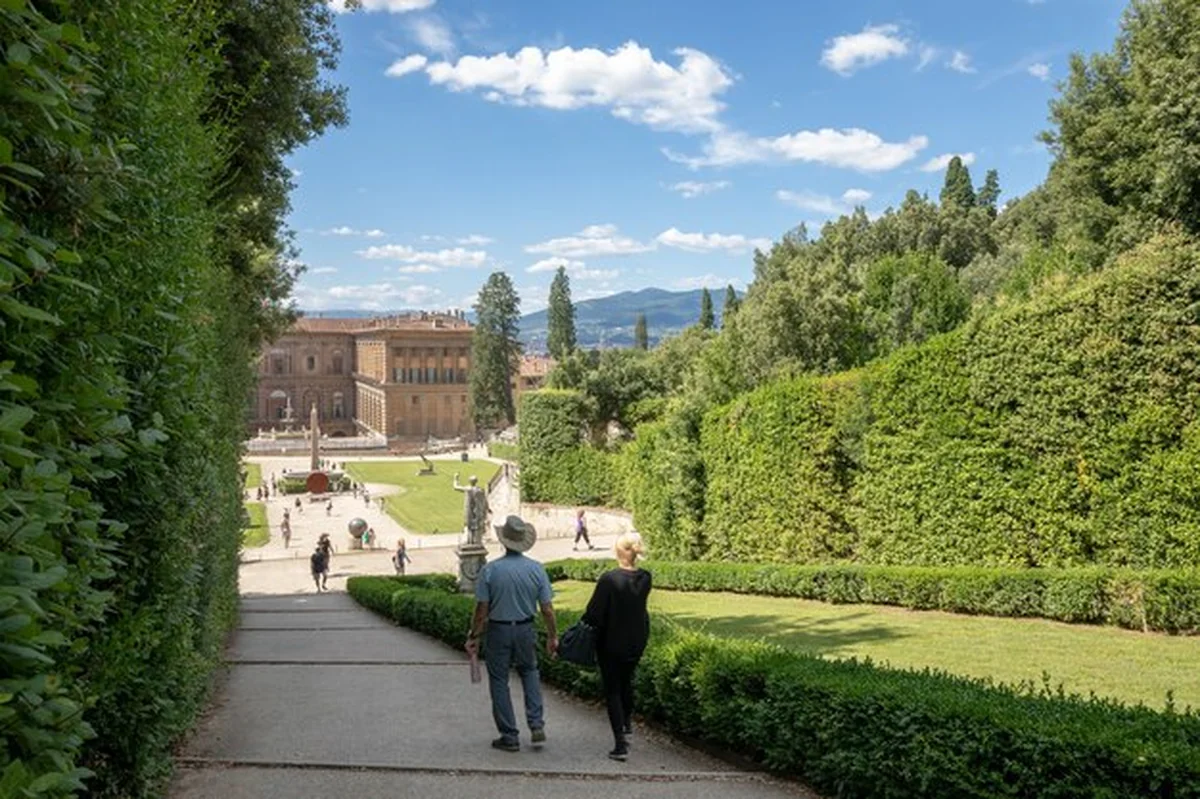 Panoramiczny widok na ogrody Boboli we Florencji, Włochy, z rzeźbami i zabytkami