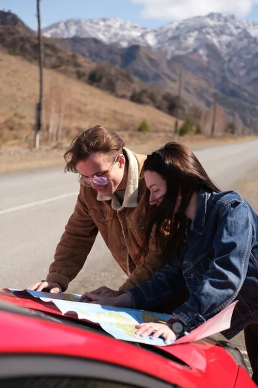 Podróżni omawiają trasę z mapą