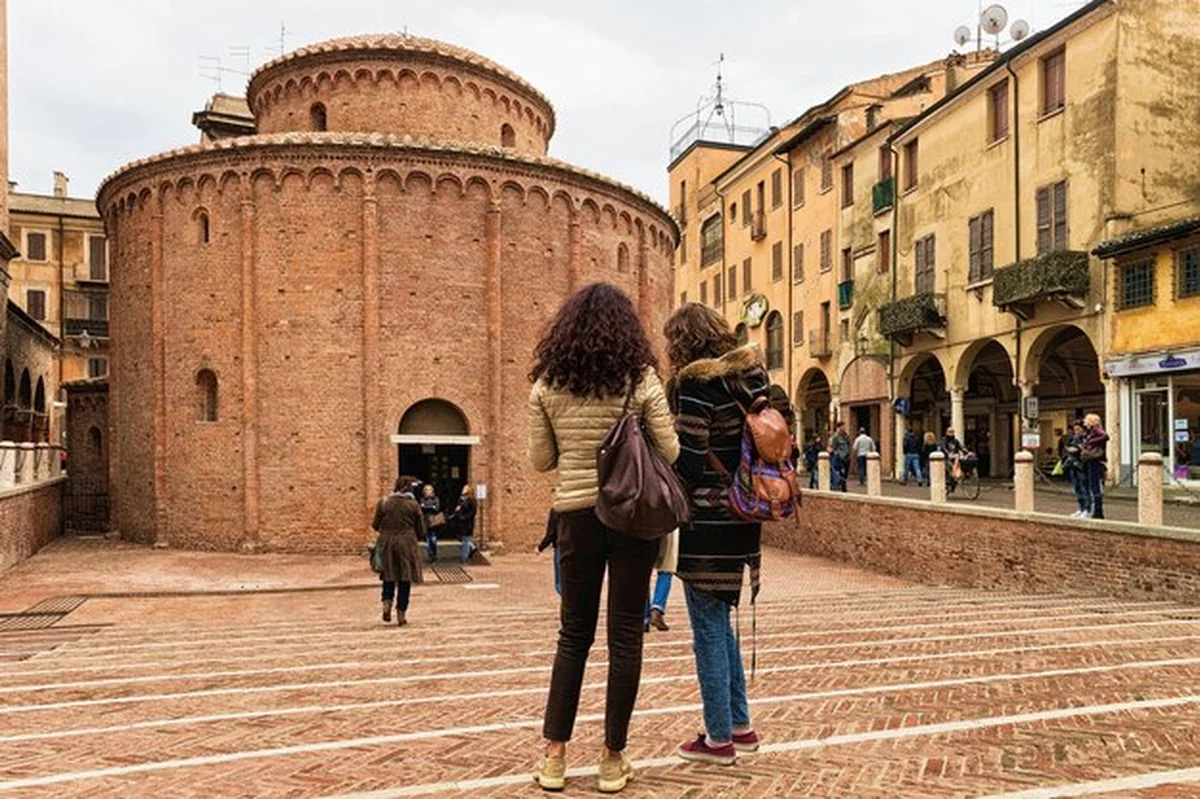 Turyści w Rotonda San Lorenzo na Piazza delle Erbe w Mantui, Lombardia, Włochy