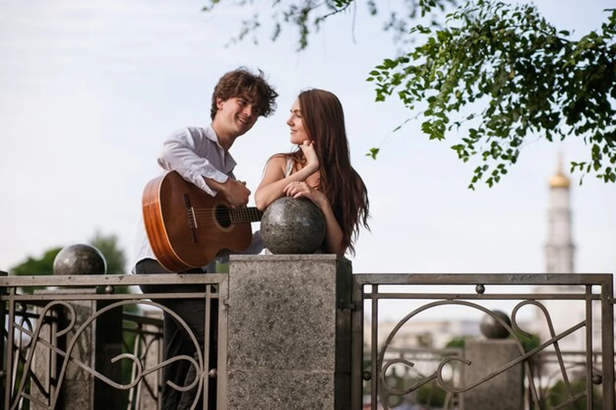 Para w romantycznym mieście, grająca na gitarze - serenada dla ukochanej