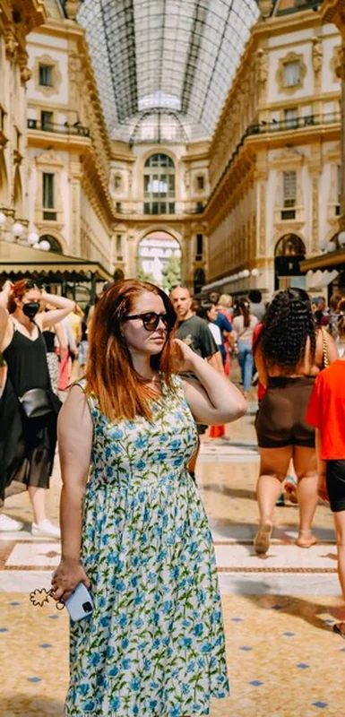 Kobieta spacerująca po mieście Mediolan