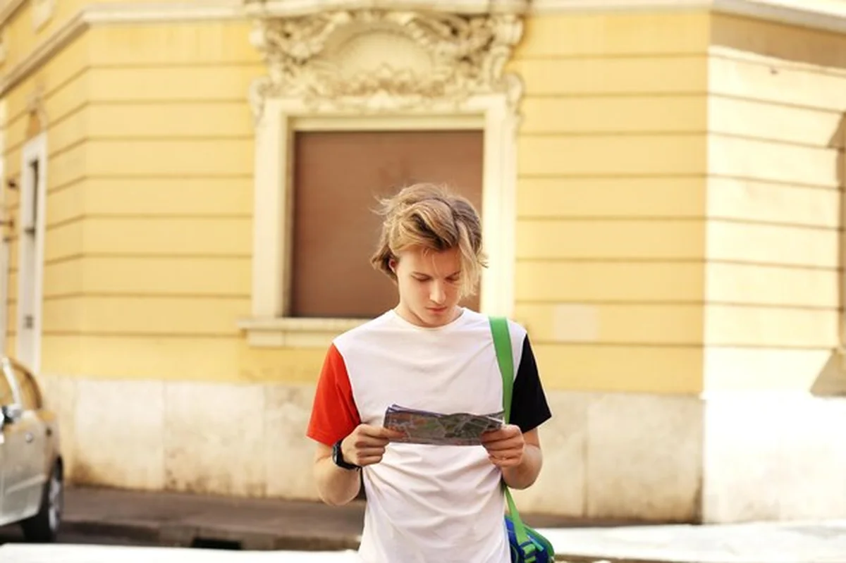 Turysta patrzący na mapę