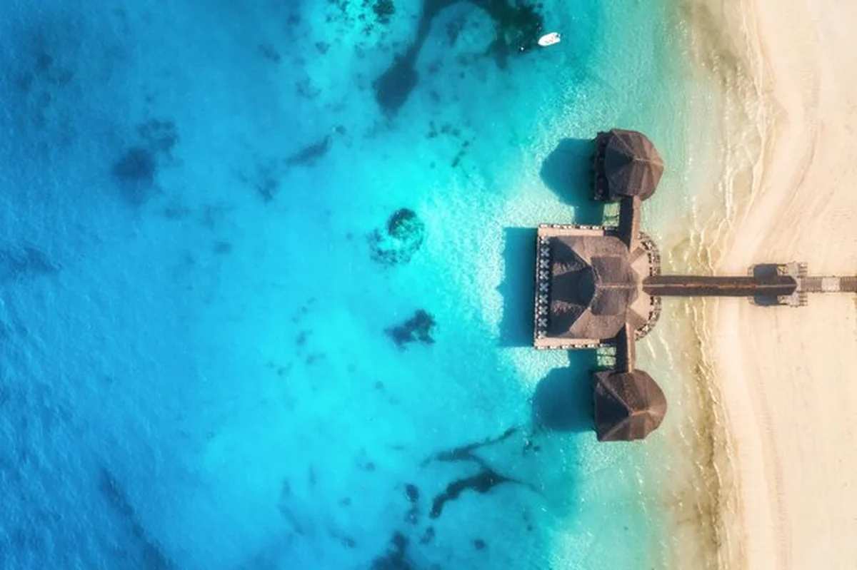 Widok na luksusowy hotel nad Oceanem Indyjskim w Zanzibarze w słoneczny dzień