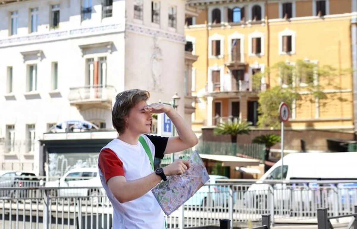 Turysta patrzący na mapę