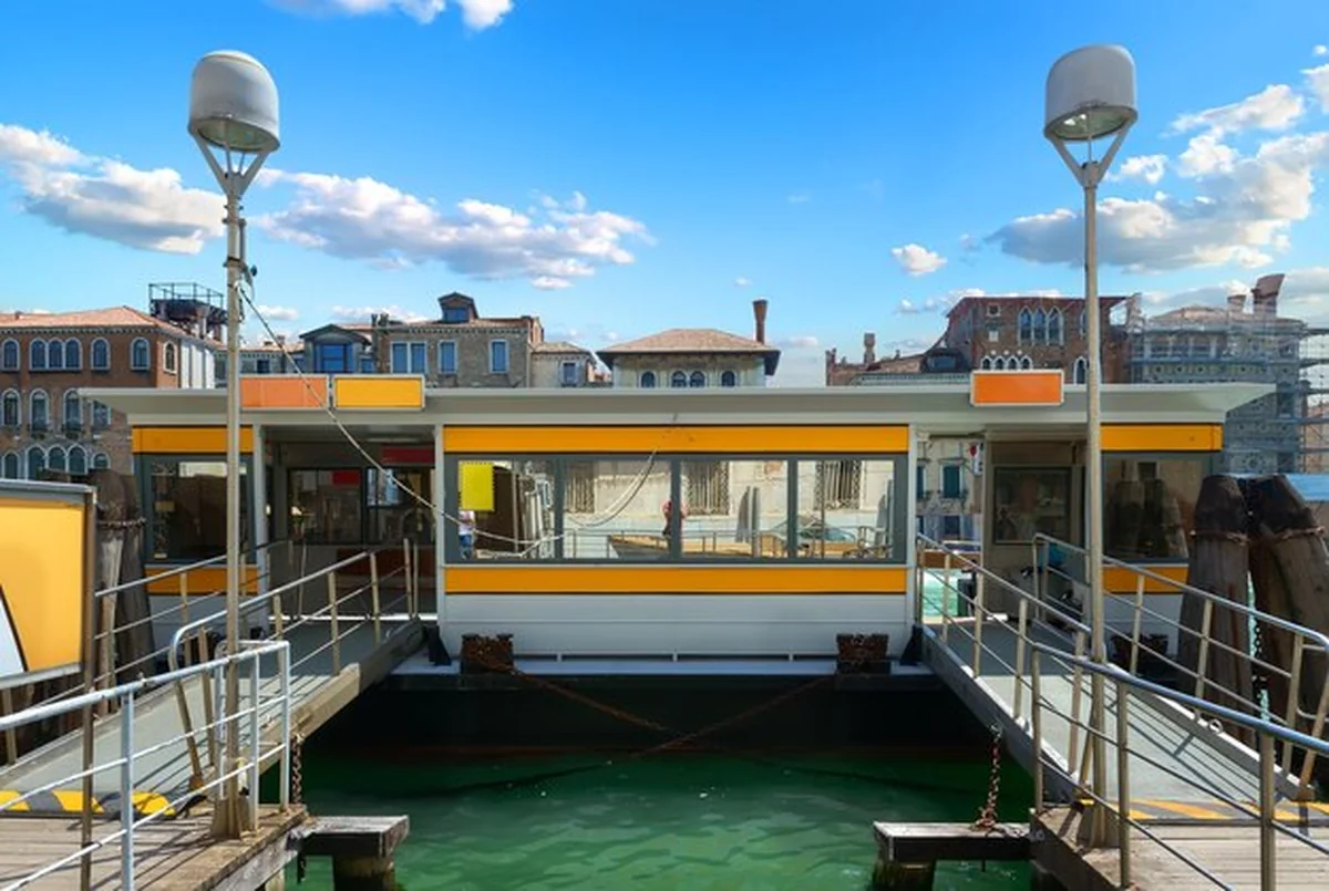 Przystanek tramwaju wodnego w Wenecji obok starożytnych budynków