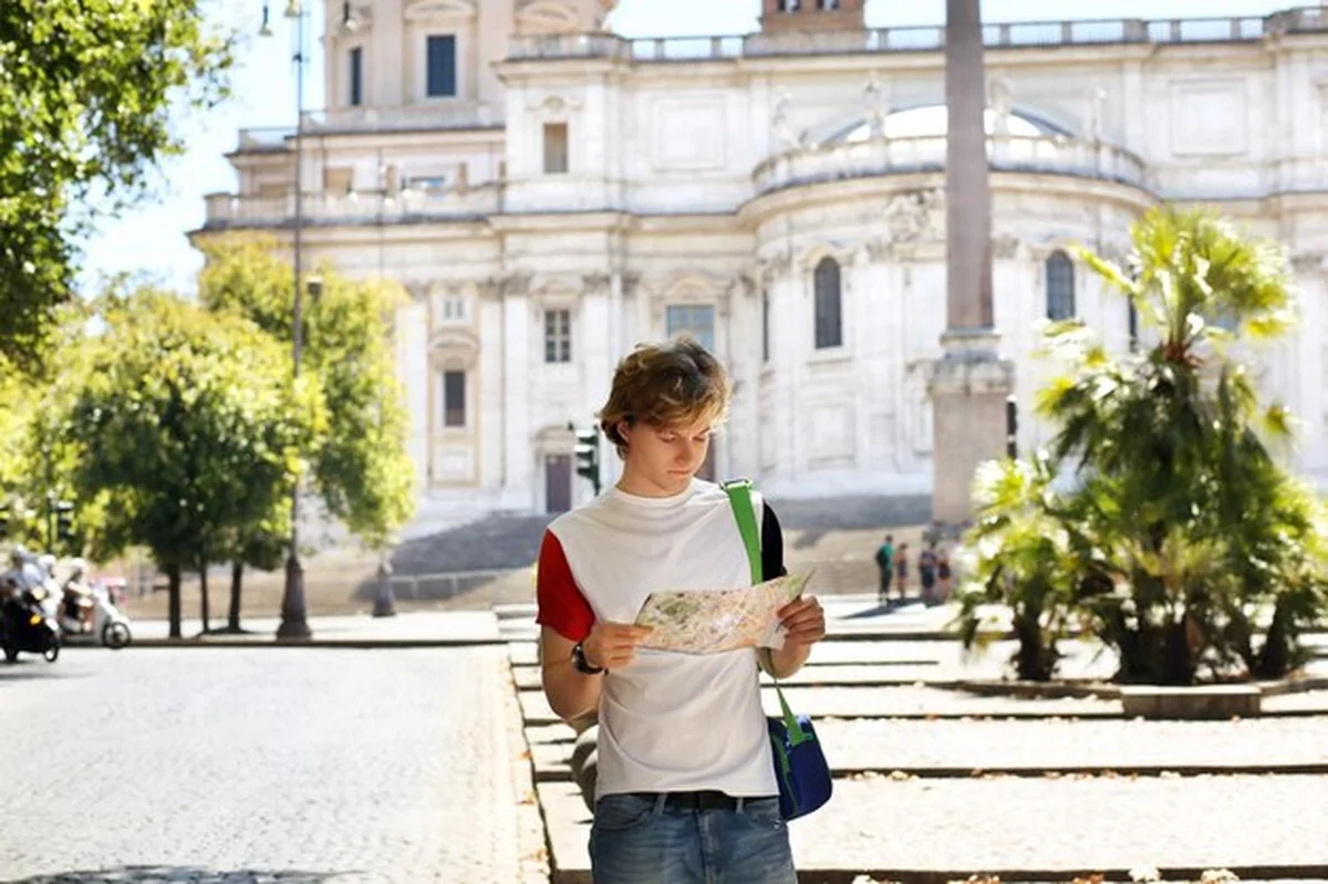 Młody turysta patrzący na mapę w Mediolanie