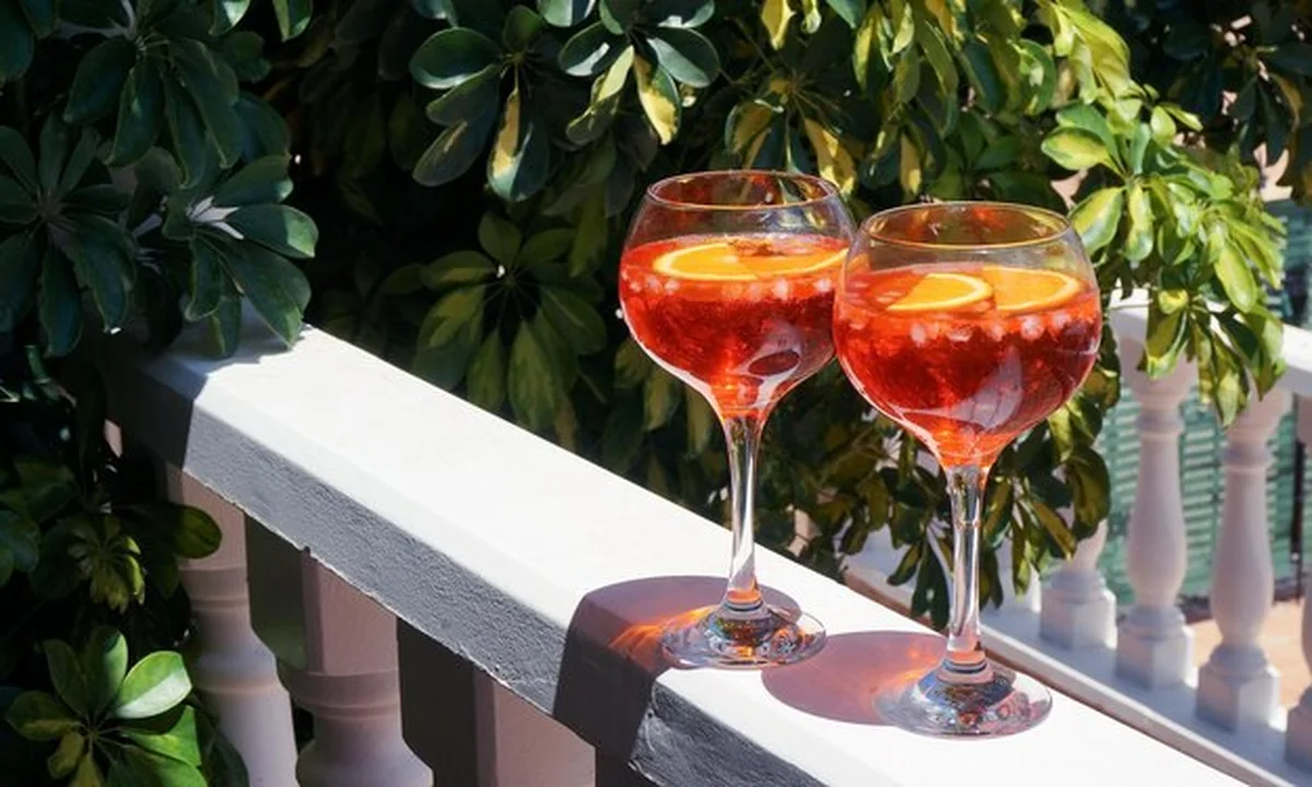 Kieliszki koktajlowe z Aperol spritz na świeżym powietrzu