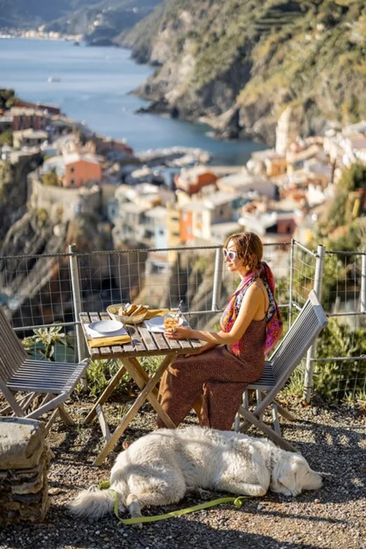 Kobieta podróżująca po Cinque Terre we Włoszech