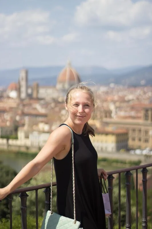 Uśmiechnięta kobieta przy balustradzie w Turynie