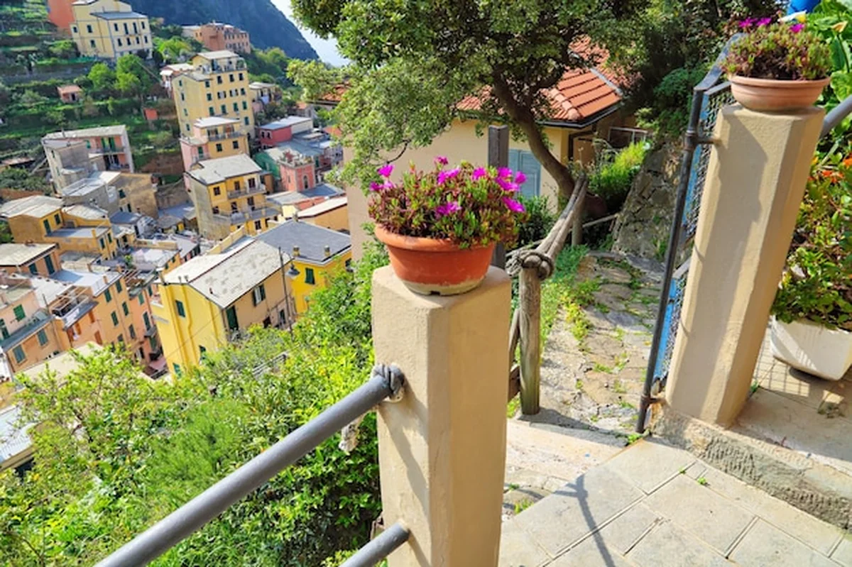 Kolorowe uliczki w Riomaggiore we Włoskich Alpach