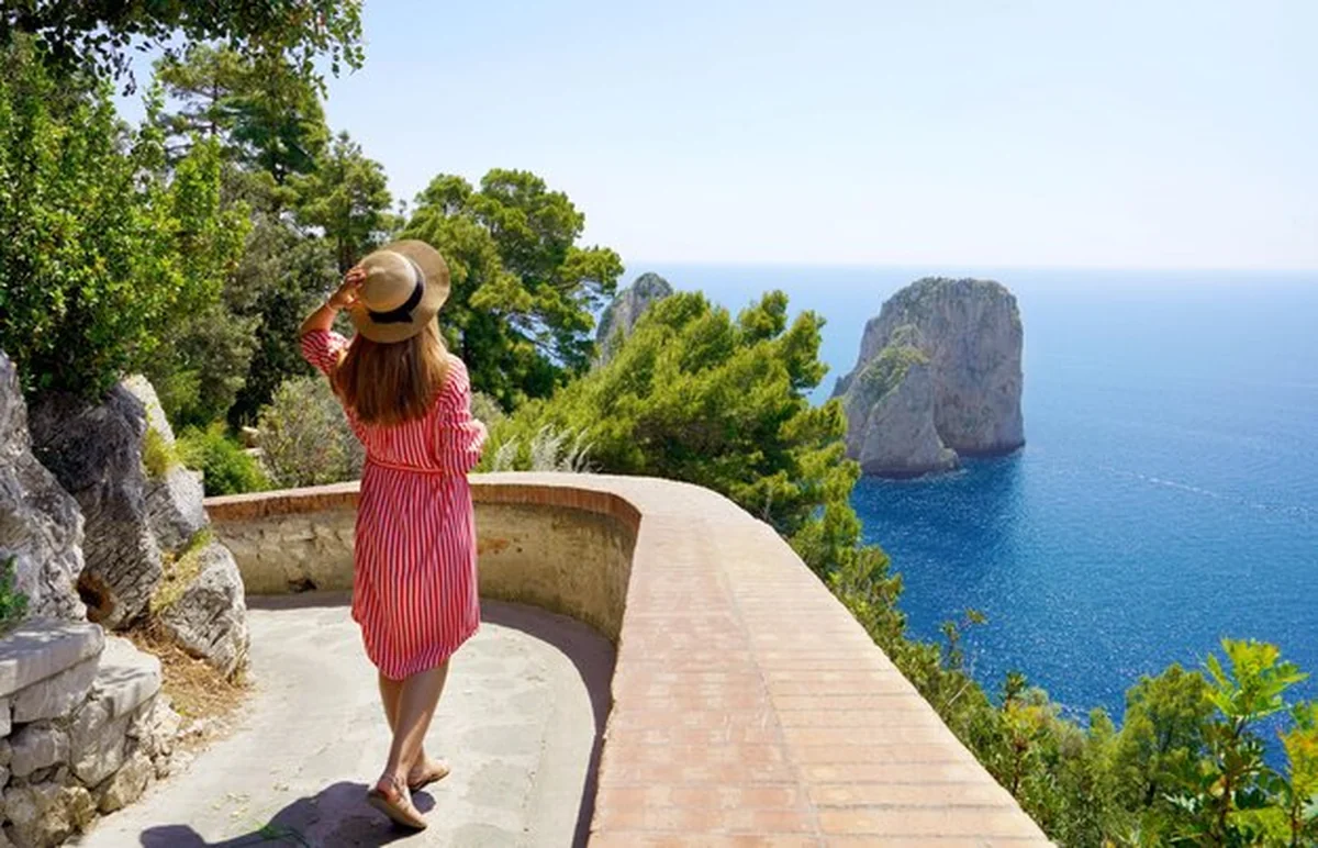 Stylowa podróżniczka idąca ścieżką w Capri, Neapol, Włochy