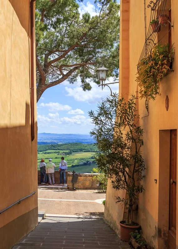 Turyści cieszący się widokiem na toskańskie krajobrazy w Montepulciano we Włoszech
