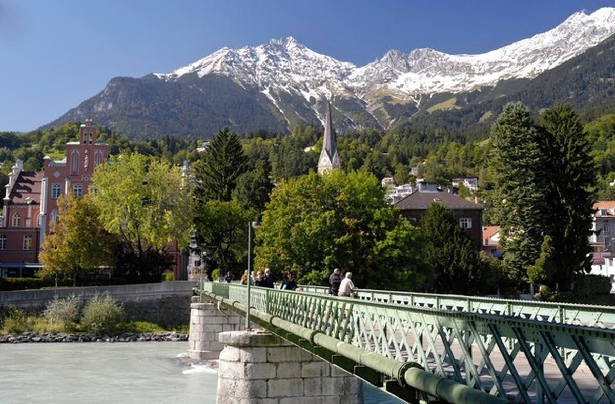 Most pieszy Innsteg nad rzeką Inn w Innsbrucku, Tyrol, Austria
