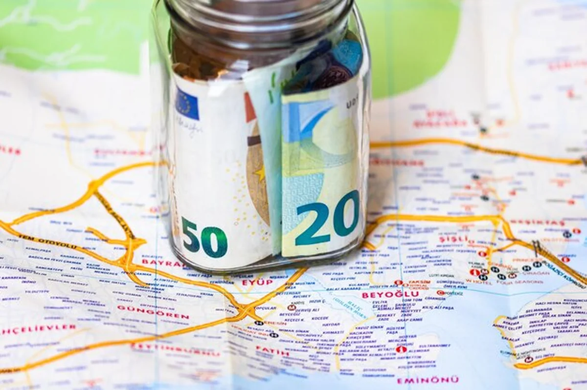 Kompozycja z banknotami w słoiku - inwestowanie i oszczędzanie pieniędzy na marzenia i podróże