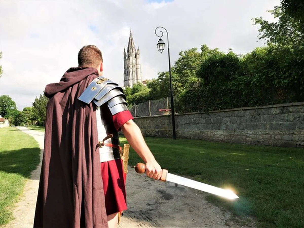 Rzymski setnik w zbroi na koniu