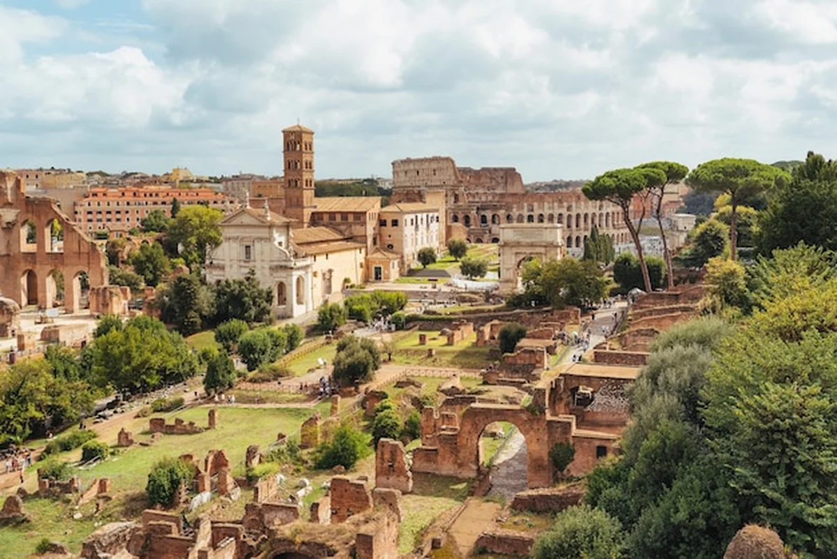 Widok z lotu ptaka na Forum Romanum z Palatino, Rzym, Włochy